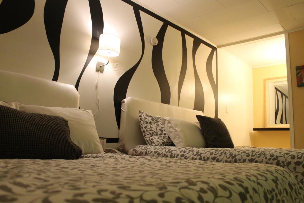 Postel nebo postele na pokoji v ubytování Sage Hills Motel