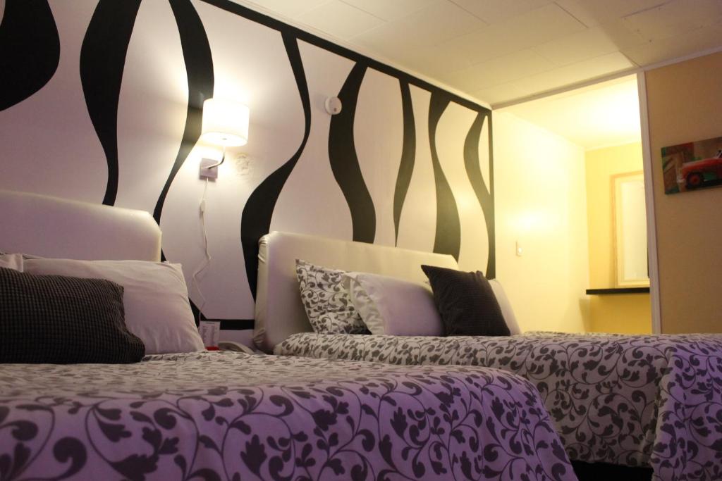 Postel nebo postele na pokoji v ubytování Sage Hills Motel