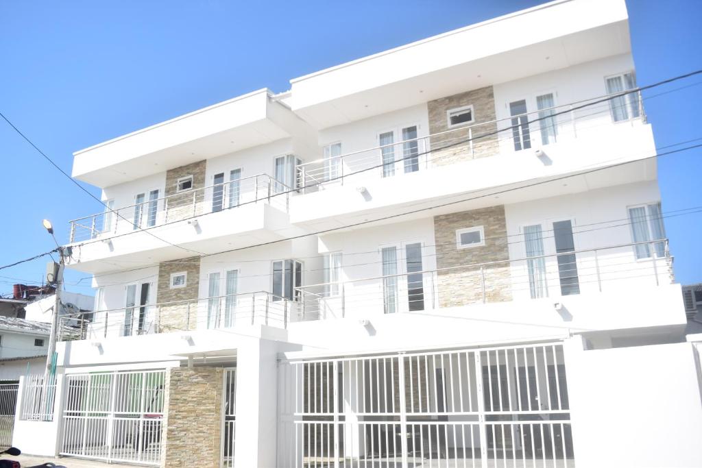 un edificio blanco con balcones. en Sea Colors Apartments, en San Andrés