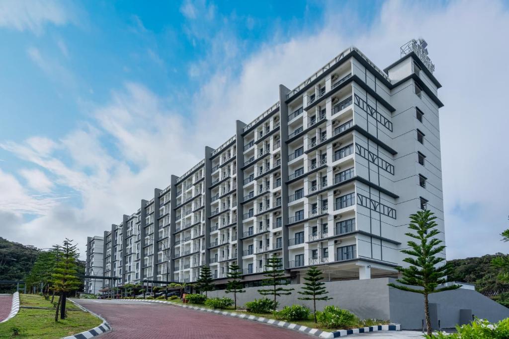 eine Darstellung eines großen weißen Apartmenthauses in der Unterkunft Zenith Suites Cameron in Tanah Rata