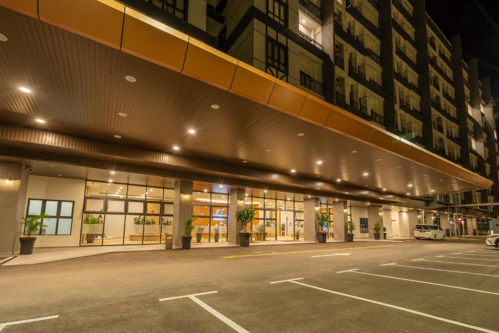 ein leerer Parkplatz vor einem Gebäude nachts in der Unterkunft Zenith Suites Cameron in Tanah Rata
