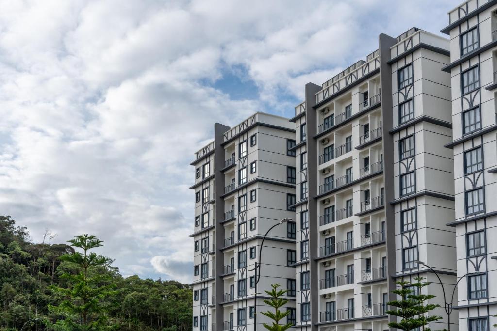eine Darstellung eines hohen Apartmenthauses in der Unterkunft Zenith Suites Cameron in Tanah Rata