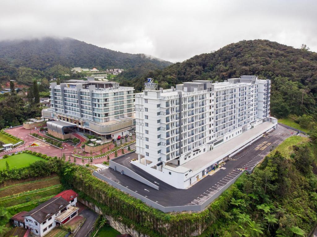 eine Luftansicht eines großen weißen Gebäudes in der Unterkunft Zenith Suites Cameron in Tanah Rata