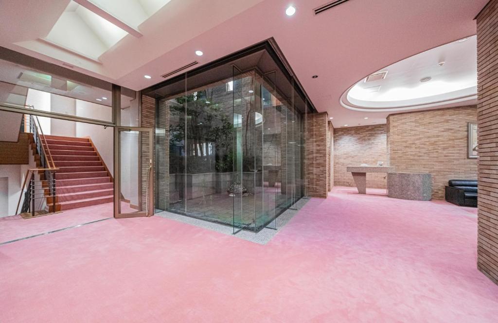 an empty room with a glass door in a building at 熱海山荘 in Atami