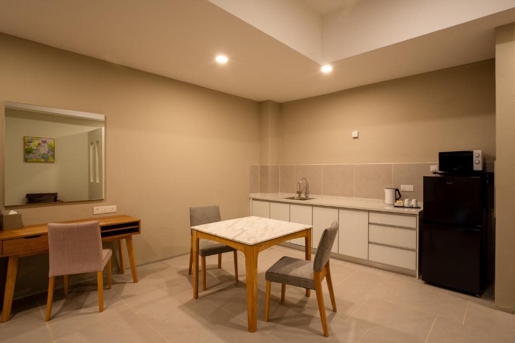 Küche&#47;Küchenzeile in der Unterkunft Zenith Suites Cameron