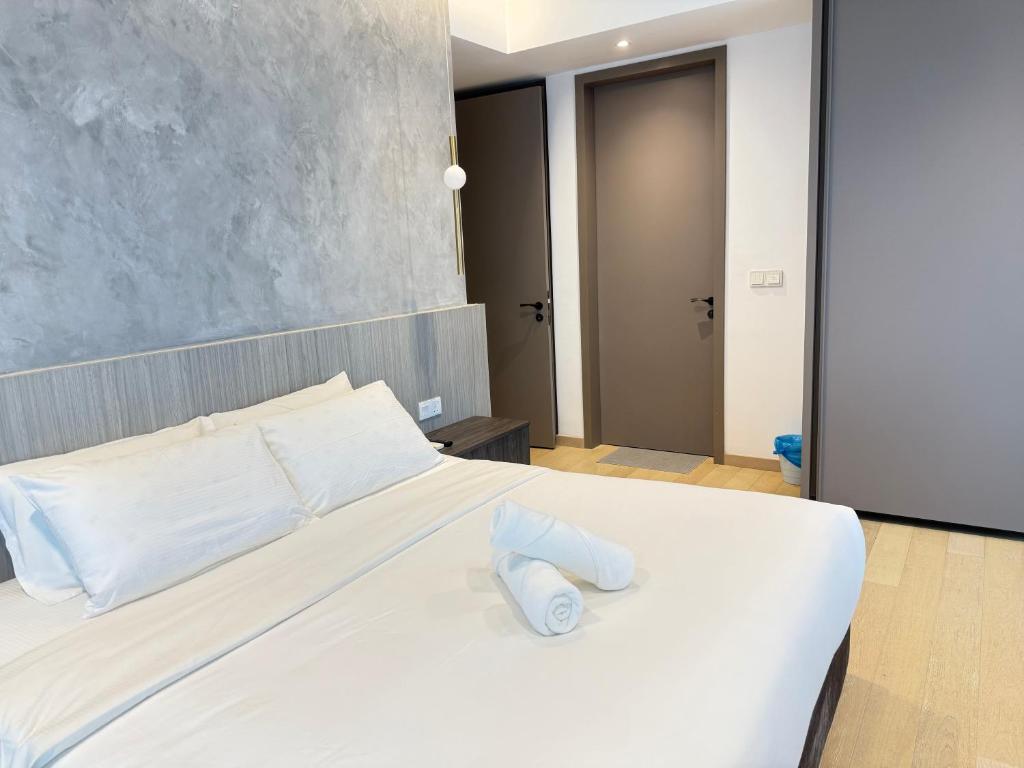 Postel nebo postele na pokoji v ubytování Night Home At Eaton Residences KLCC