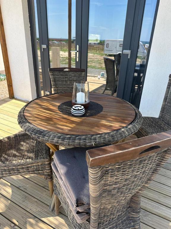 科尔布Loggia Corbu的门廊上的木桌,带上一杯葡萄酒