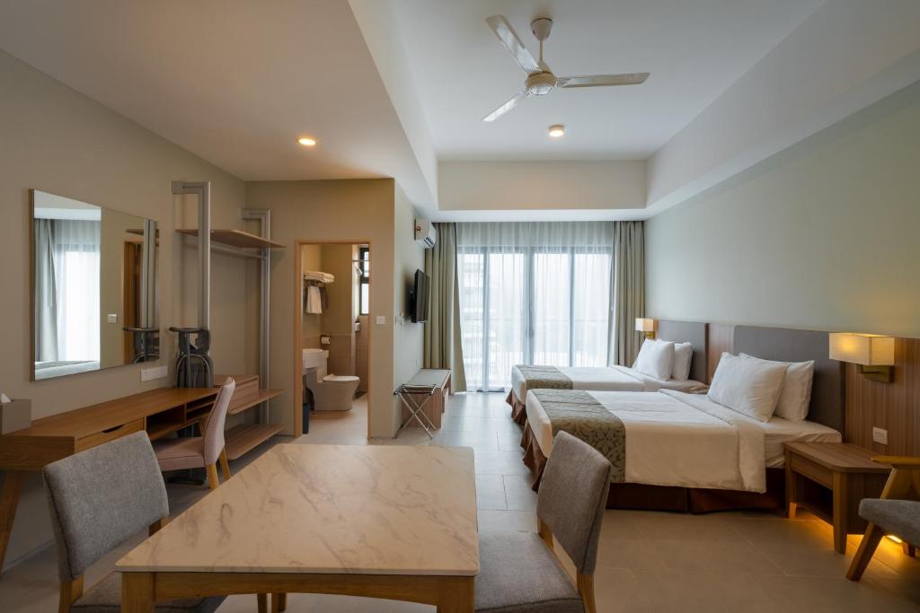 Postel nebo postele na pokoji v ubytování Zenith Suites Cameron