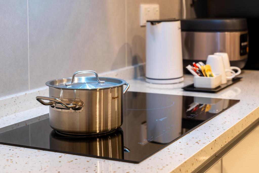 Küche&#47;Küchenzeile in der Unterkunft Zenith Suites Cameron
