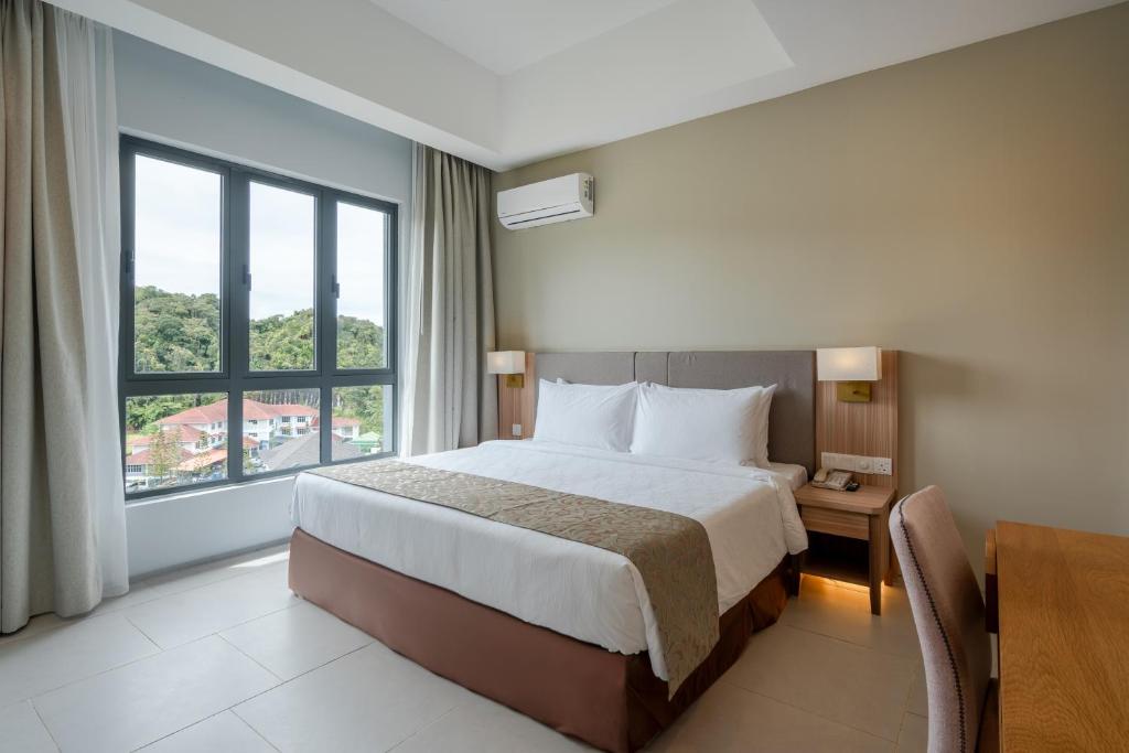 Postel nebo postele na pokoji v ubytování Zenith Suites Cameron