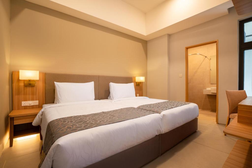 Ein Bett oder Betten in einem Zimmer der Unterkunft Zenith Suites Cameron