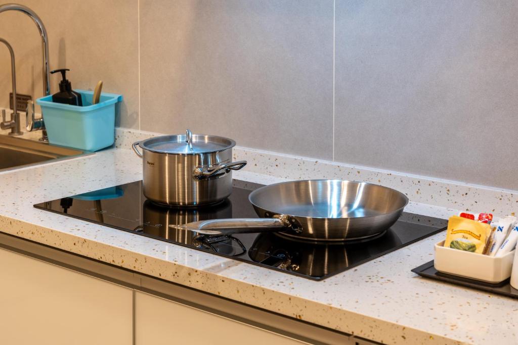 Küche&#47;Küchenzeile in der Unterkunft Zenith Suites Cameron