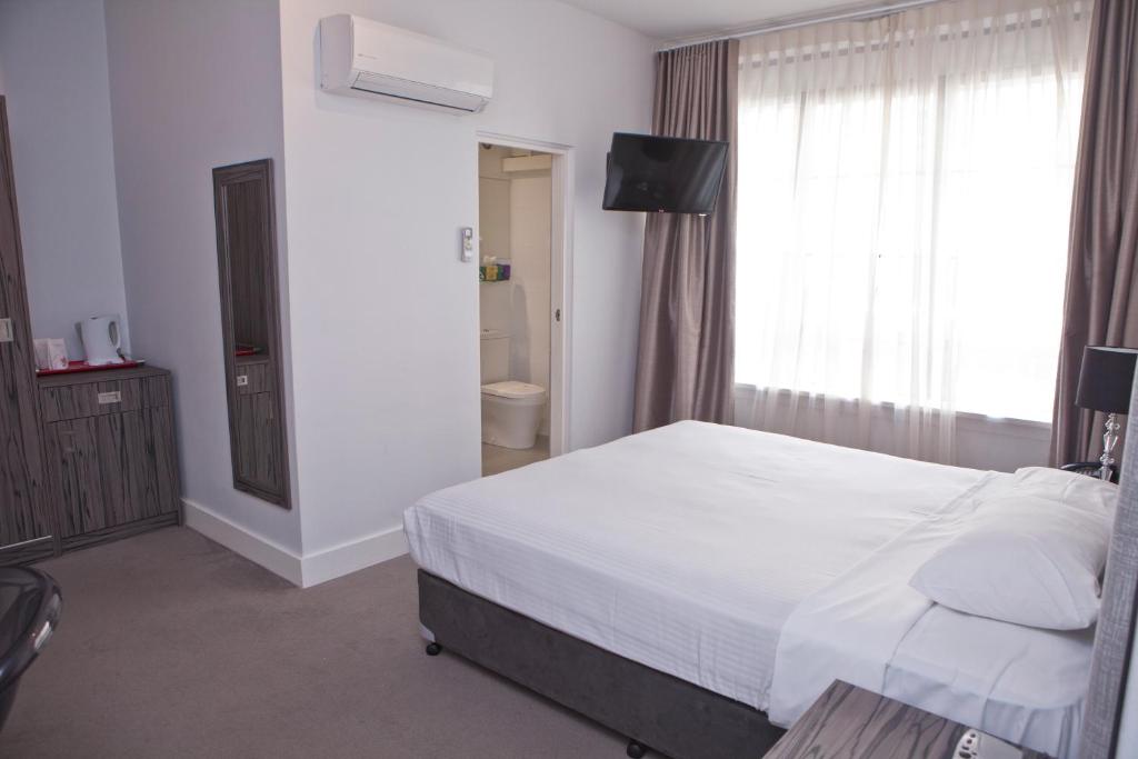 Postel nebo postele na pokoji v ubytování Savoy Double Bay Hotel
