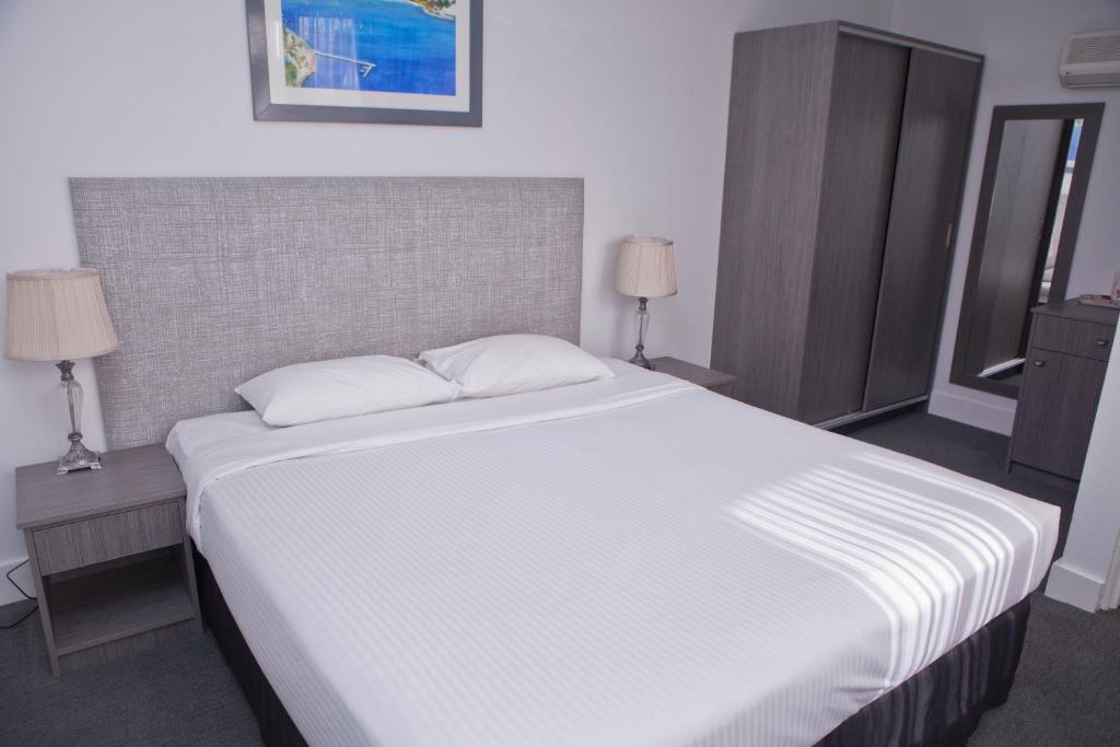 Postel nebo postele na pokoji v ubytování Savoy Double Bay Hotel