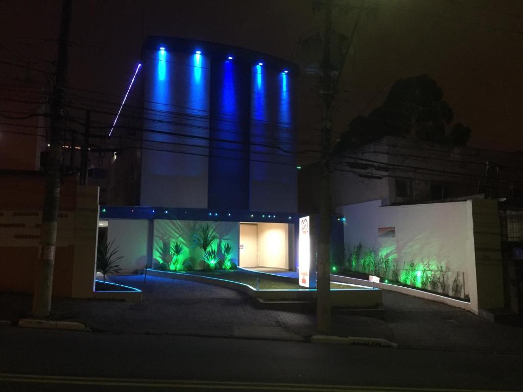um edifício com luzes azuis à noite em Hippus Motel (Adult Only) em São Paulo