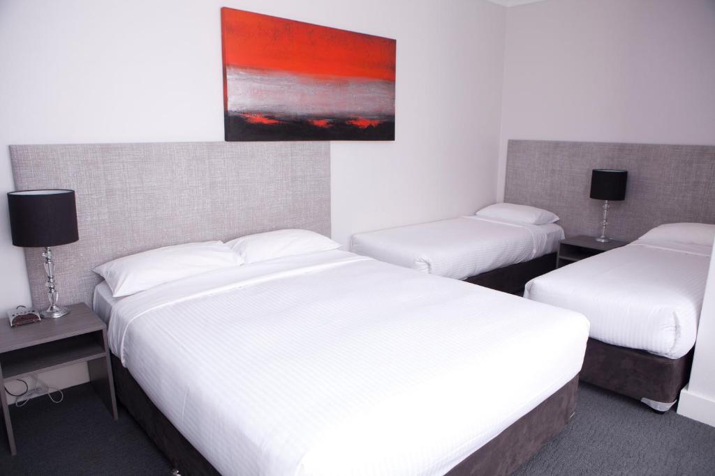 Postel nebo postele na pokoji v ubytování Savoy Double Bay Hotel