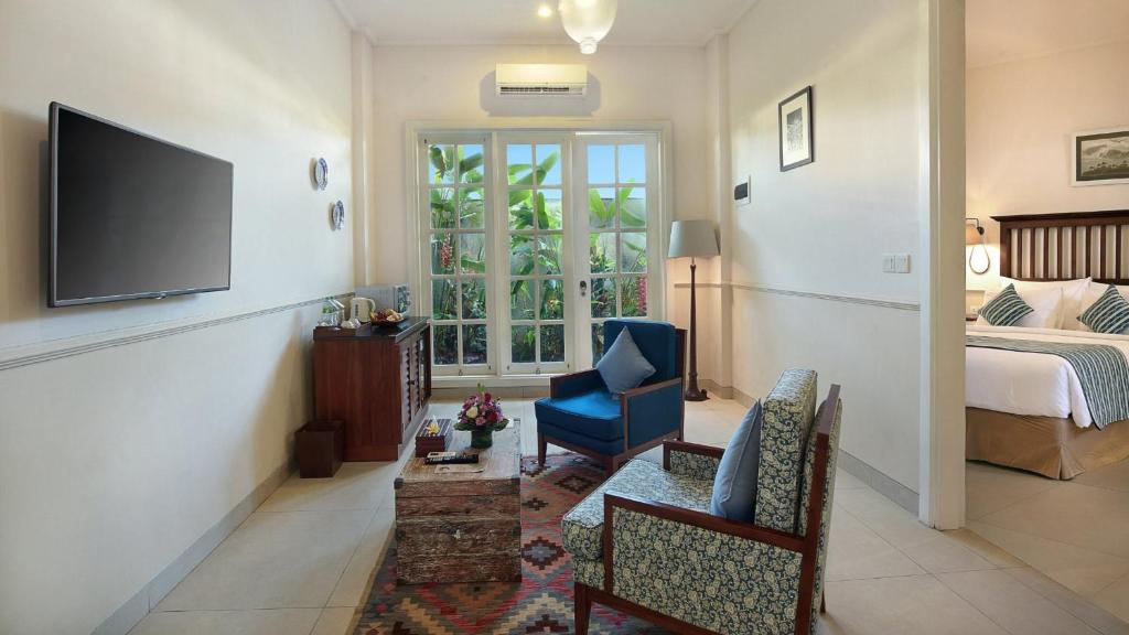 Una cama o camas en una habitación de SOLTERRA SEMINYAK Boutique Hotel & Spa Powered by Archipelago