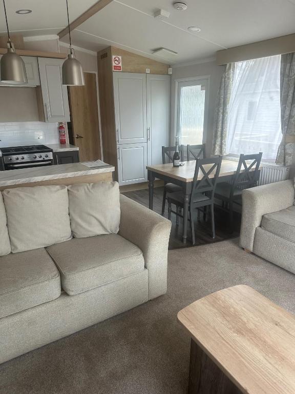 Kuchyň nebo kuchyňský kout v ubytování Charming 5-Beds Caravan in beautiful Seton Sands