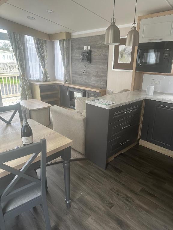 Kuchyň nebo kuchyňský kout v ubytování Charming 5-Beds Caravan in beautiful Seton Sands