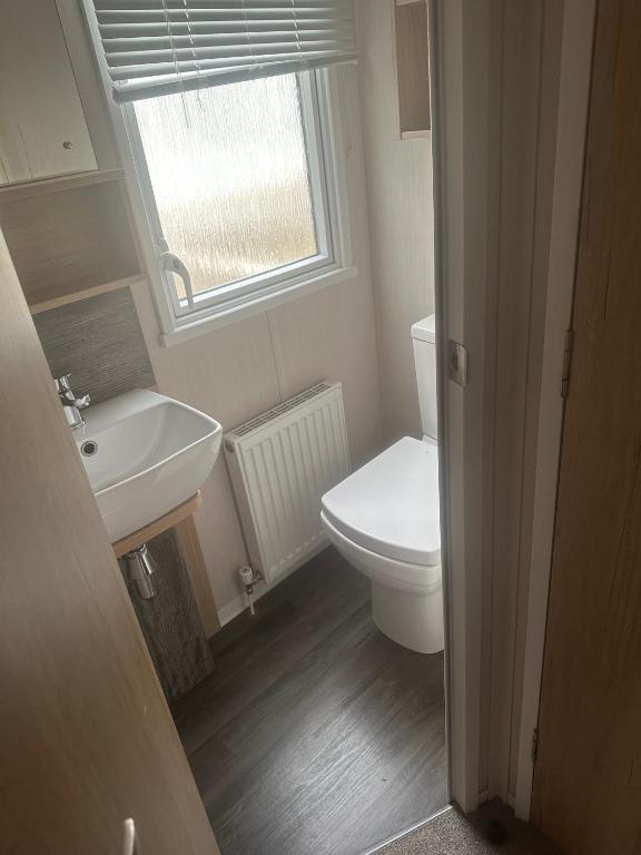 Koupelna v ubytování Charming 5-Beds Caravan in beautiful Seton Sands