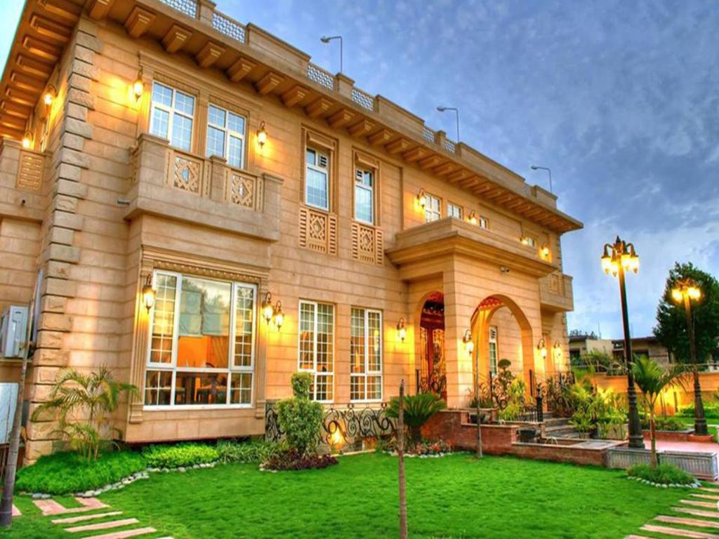 Un jardín fuera de Bella Hotel