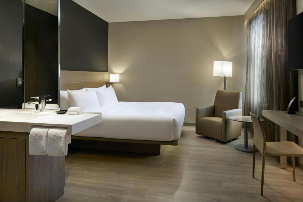 Postel nebo postele na pokoji v ubytování AC Hotel by Marriott Seattle Downtown