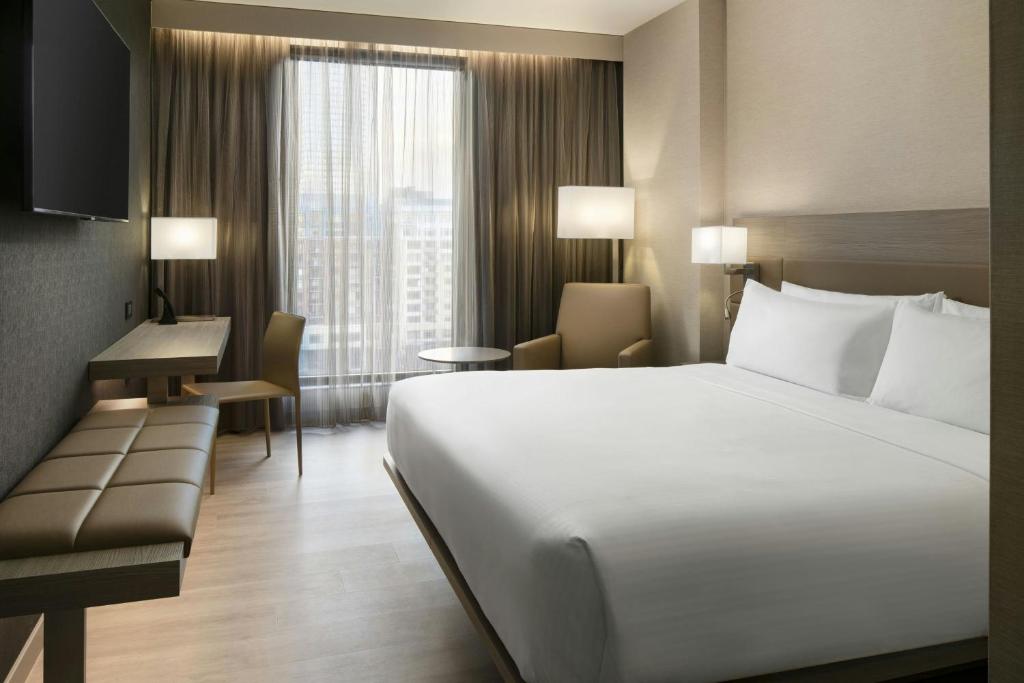 Postel nebo postele na pokoji v ubytování AC Hotel by Marriott Seattle Downtown