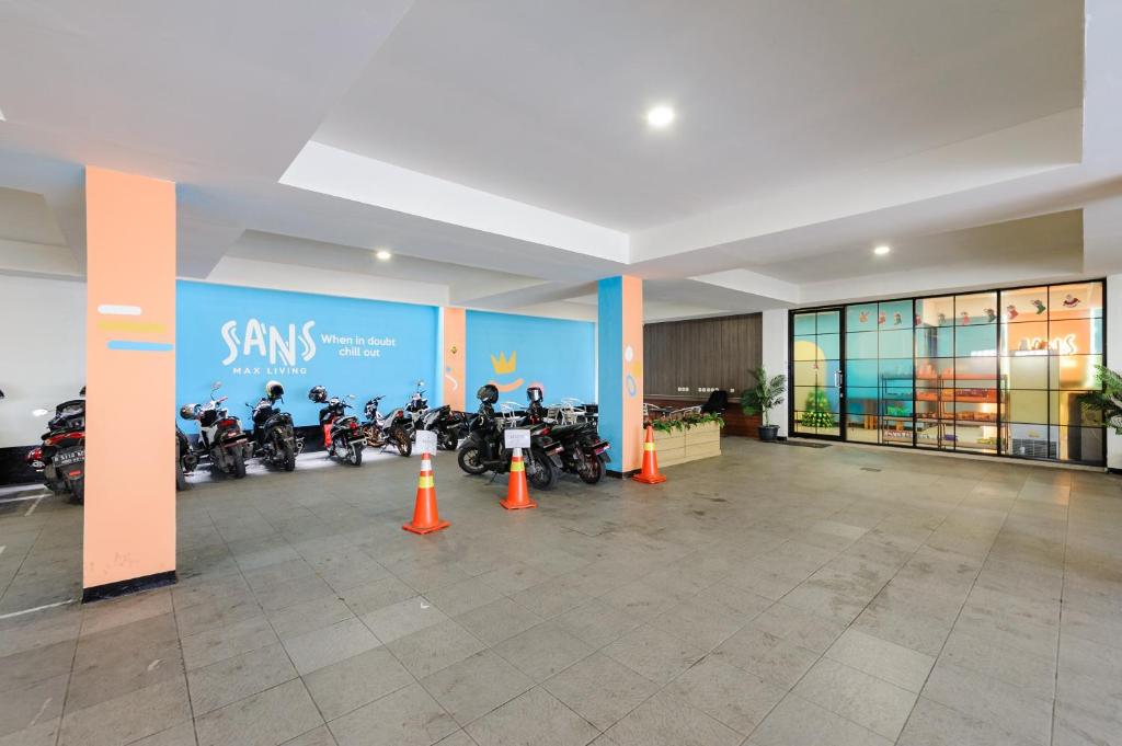 Fitness centrum a/nebo fitness zařízení v ubytování Sans Hotel Max Living Cengkareng