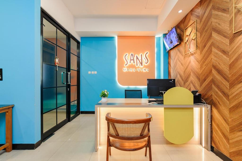 TV a/nebo společenská místnost v ubytování Sans Hotel Max Living Cengkareng