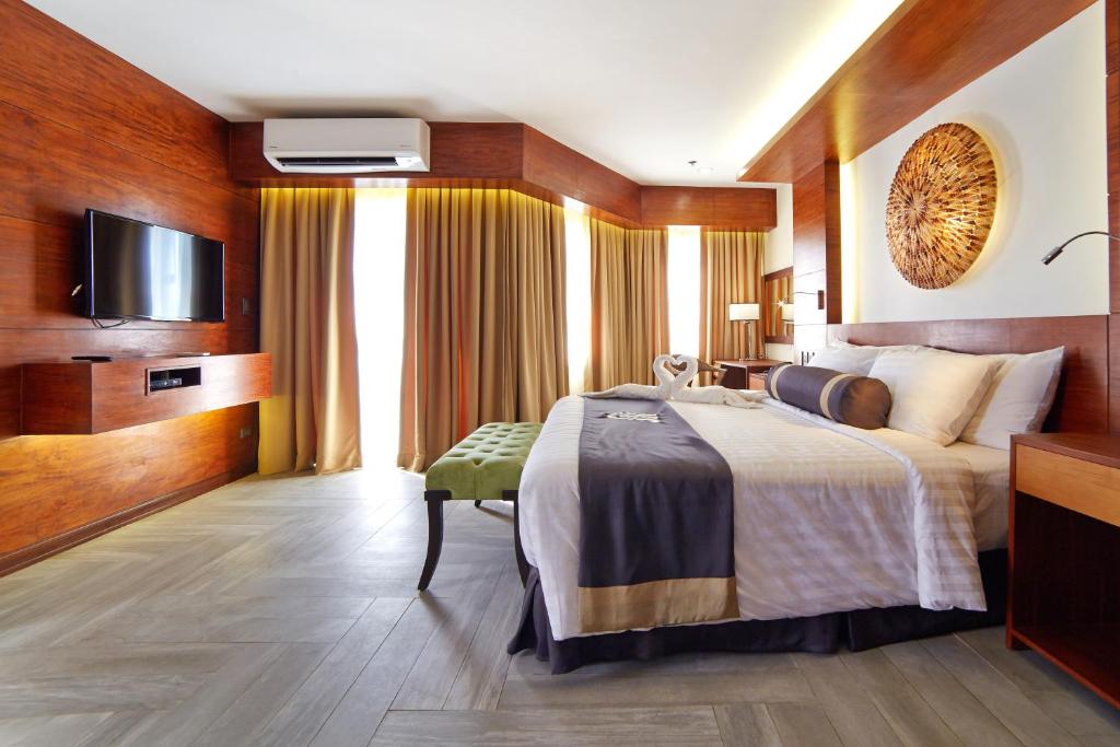 Uma cama ou camas num quarto em Cebu White Sands Resort and Spa