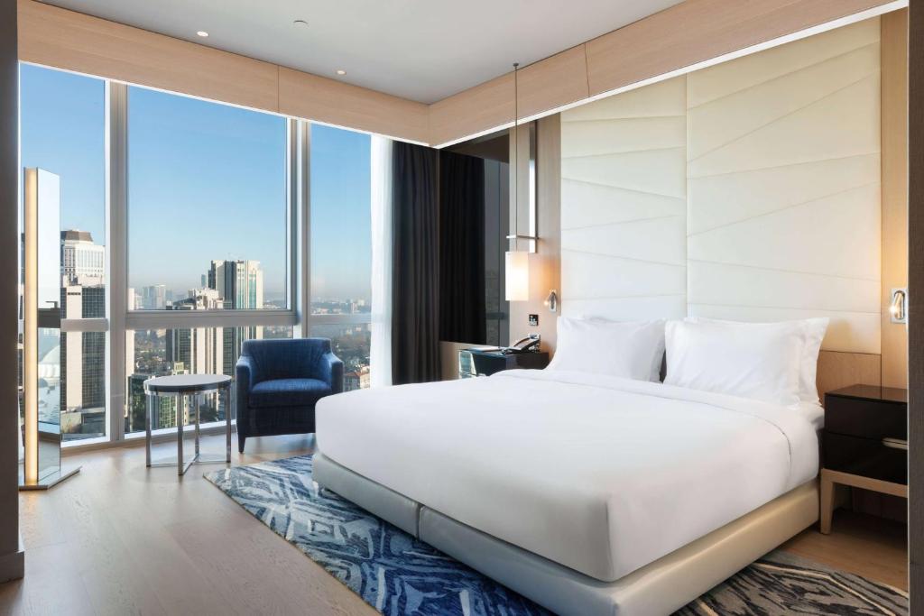 Postel nebo postele na pokoji v ubytování Wyndham Grand Istanbul Levent Hotel & Conference Center