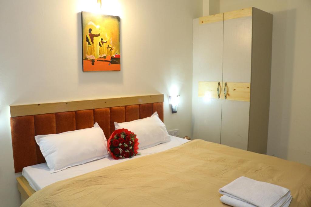 Postel nebo postele na pokoji v ubytování Sai Veda Wellness By Atya Hotels