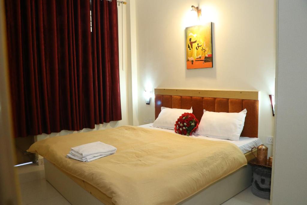 Postel nebo postele na pokoji v ubytování Sai Veda Wellness By Atya Hotels