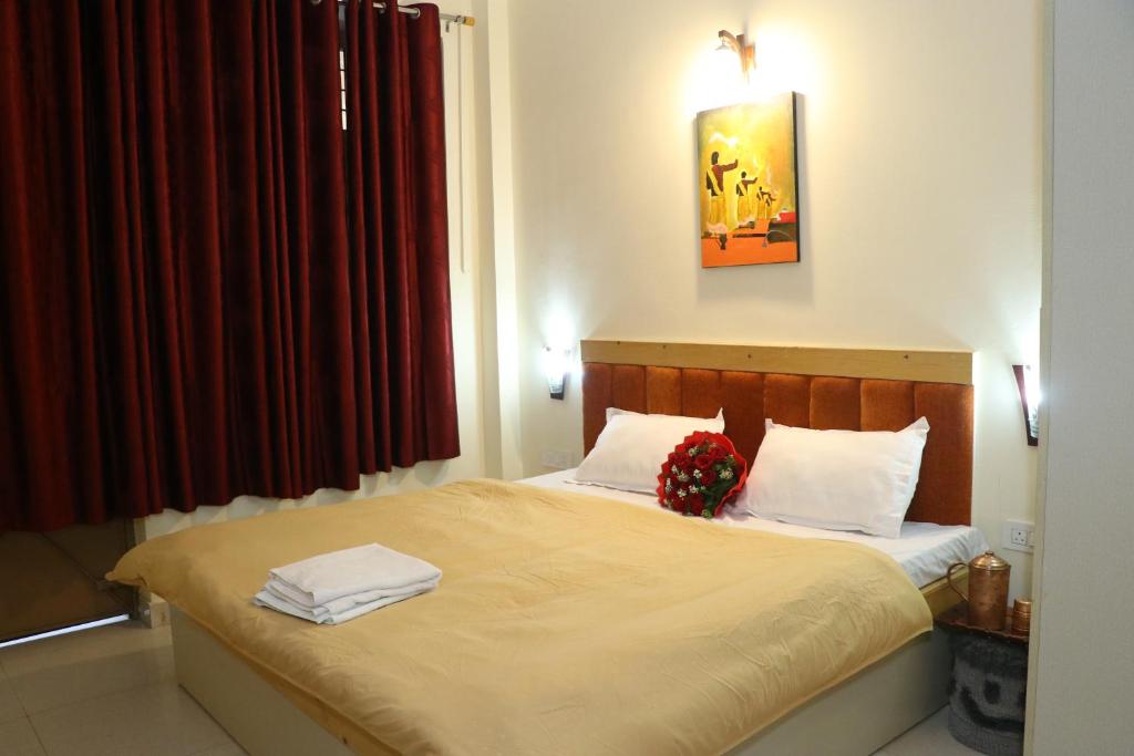 Postel nebo postele na pokoji v ubytování Sai Veda Wellness By Atya Hotels