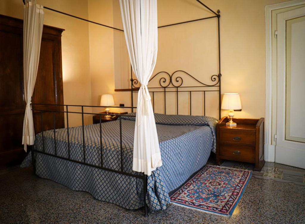 Postel nebo postele na pokoji v ubytování Castello Montegiove