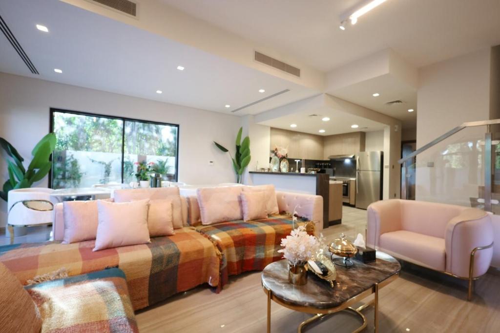 Χώρος καθιστικού στο Stunning 4 Bed Villa, Private Pool, Damac Hills