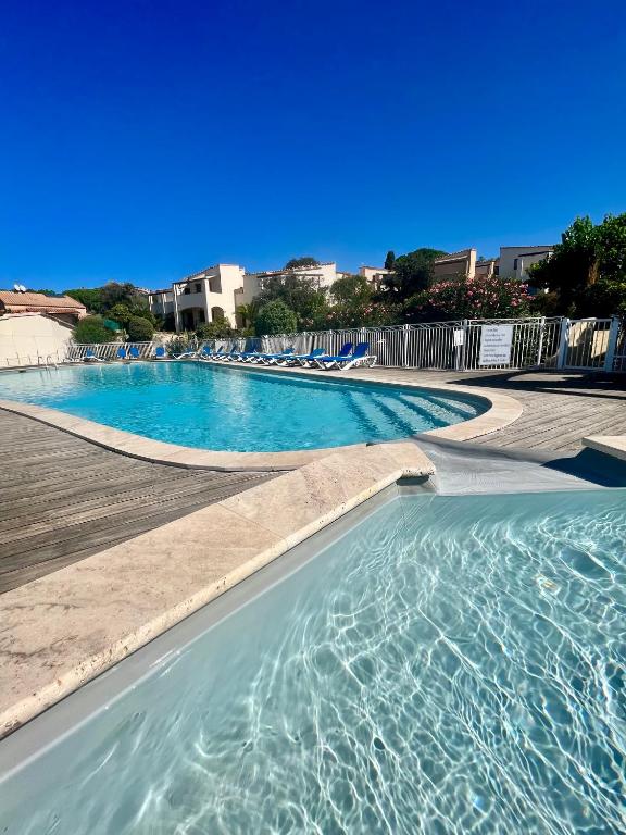 une grande piscine avec de l'eau bleue dans l'établissement Appartamento Mirella con piscina, à Lumio