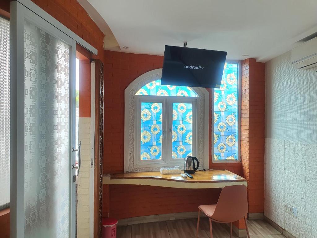 Televizorius ir (arba) pramogų centras apgyvendinimo įstaigoje Java Retro Suites