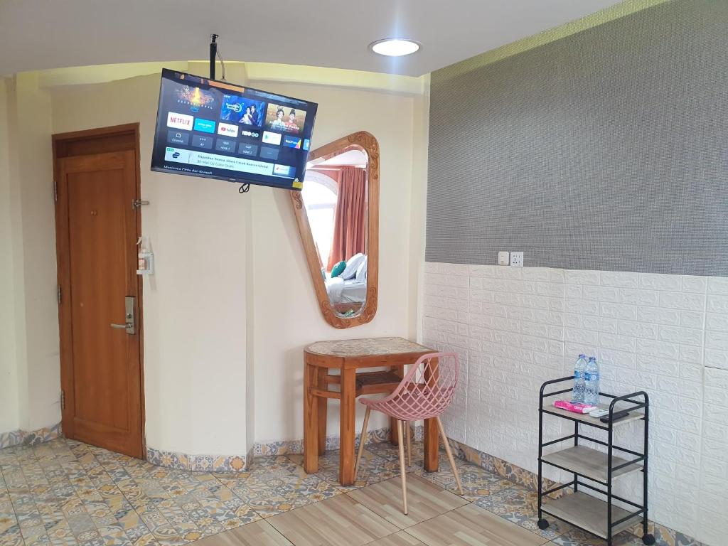 Televizorius ir (arba) pramogų centras apgyvendinimo įstaigoje Java Retro Suites