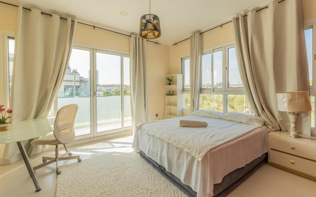 Postel nebo postele na pokoji v ubytování luxurious miracle home