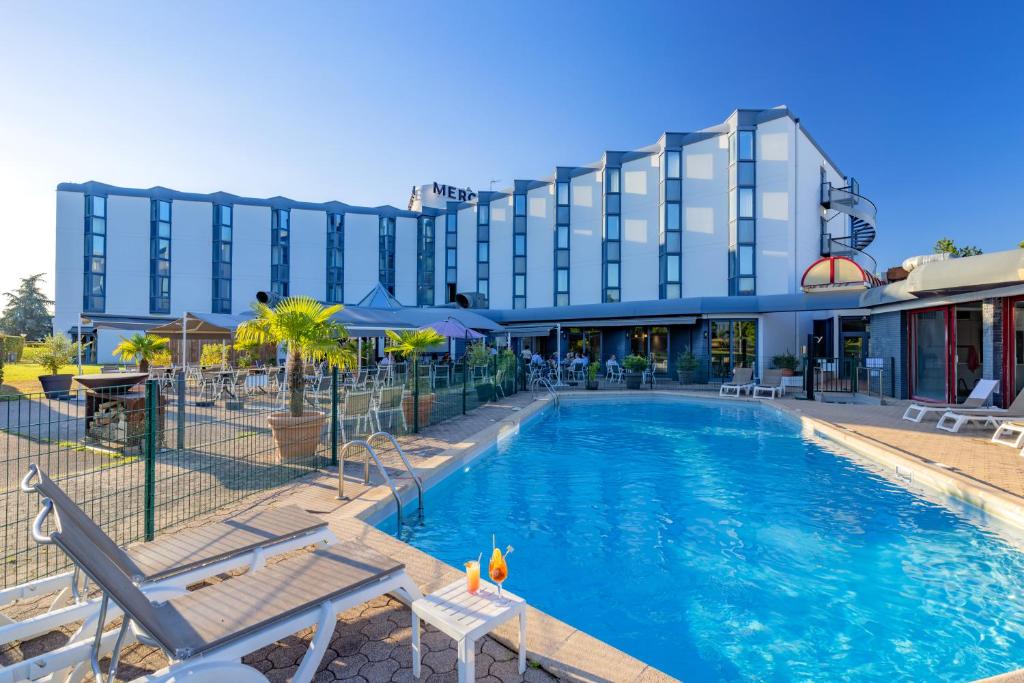 Bazén v ubytování Mercure Lyon Est Villefontaine nebo v jeho okolí