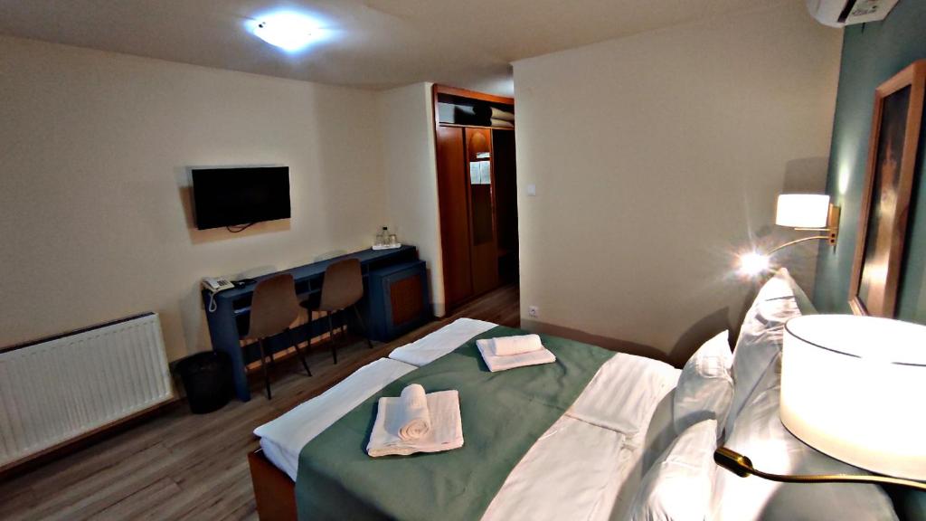 Televízia a/alebo spoločenská miestnosť v ubytovaní Átrium Hotel Harkány