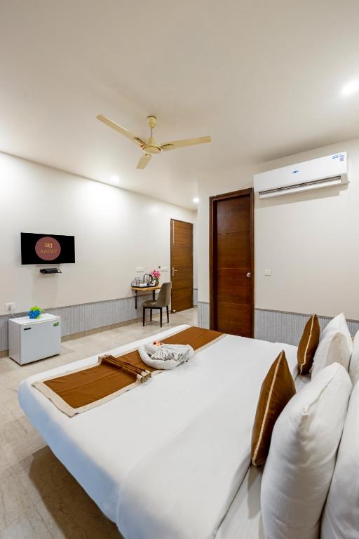 TV a/nebo společenská místnost v ubytování Aadat Hotel Subhash Chowk Gurgaon