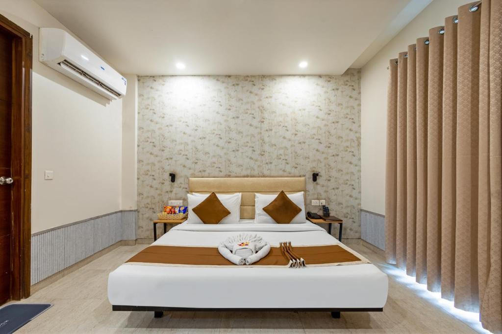 Postel nebo postele na pokoji v ubytování Aadat Hotel Subhash Chowk Gurgaon