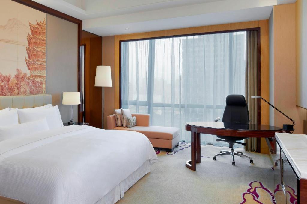 Postel nebo postele na pokoji v ubytování The Westin Wuhan Wuchang