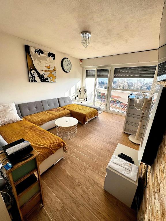 un salon avec deux lits et un canapé dans l'établissement Aprt mes, à Pessac