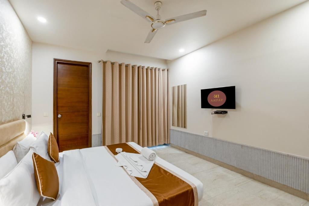 Postel nebo postele na pokoji v ubytování Aadat Hotel Subhash Chowk Gurgaon