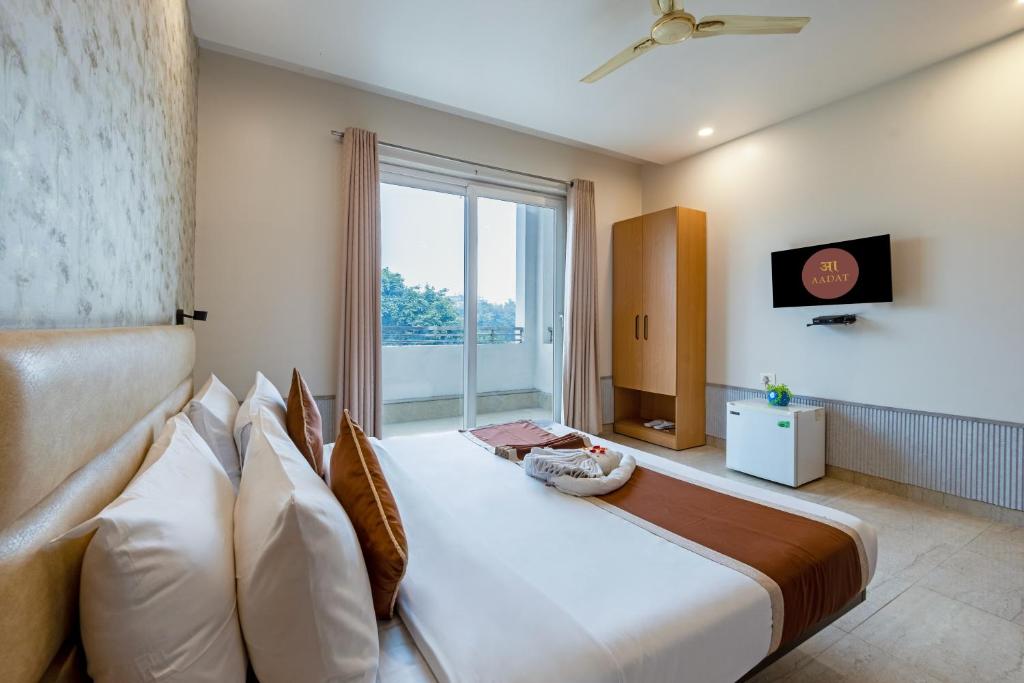 TV a/nebo společenská místnost v ubytování Aadat Hotel Subhash Chowk Gurgaon