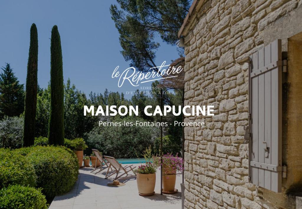 - un panneau pour une villa dans un bâtiment en pierre dans l'établissement Le Répertoire - Maison Capucine, à Pernes-les-Fontaines