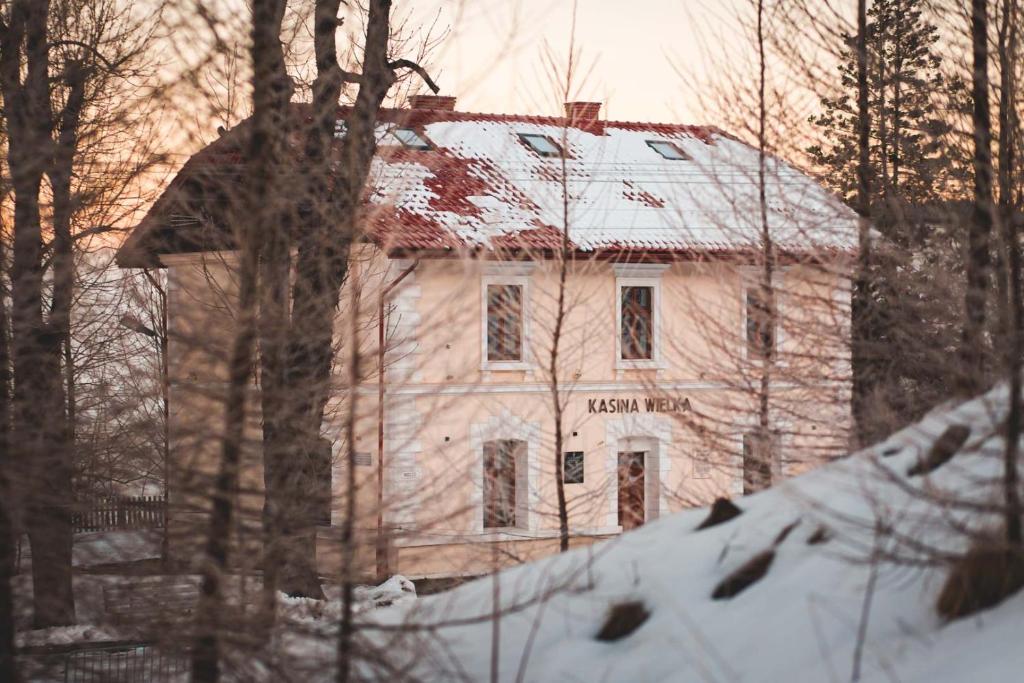 an old house is covered in snow at Apartamenty Stacja Kasina in Kasina Wielka